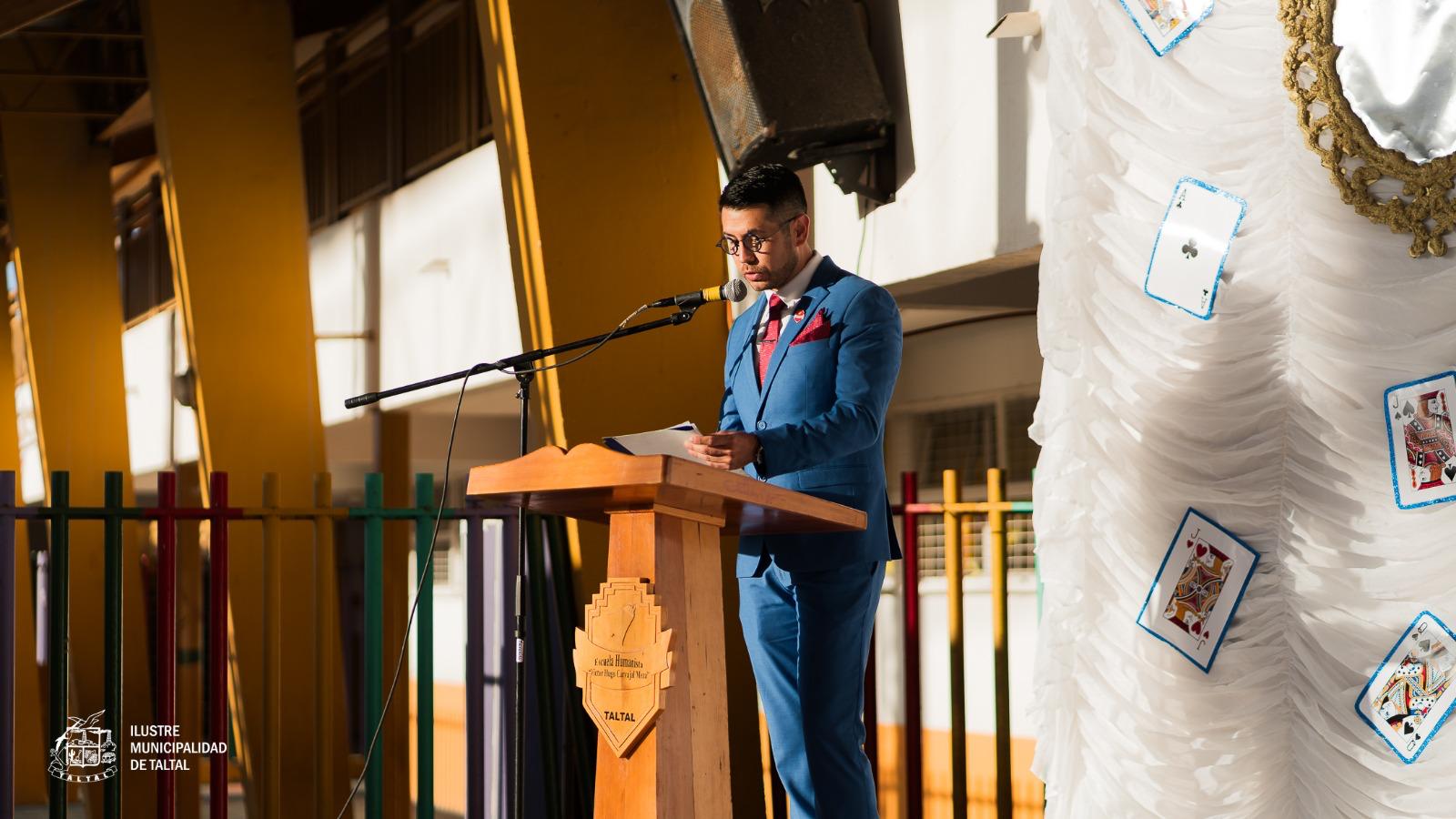 Director Marlon Guerra dirige un mensaje a los licenciados en el escenario temático de la ceremonia.