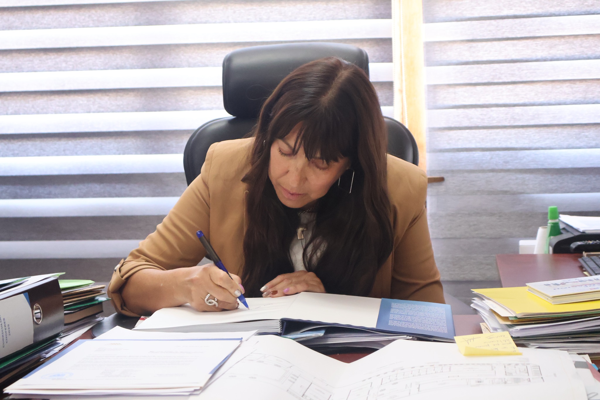 Firma de ejemplar en actividad protocolar vinculada al libro “Memoria Eterna de la Pampa” en Taltal.