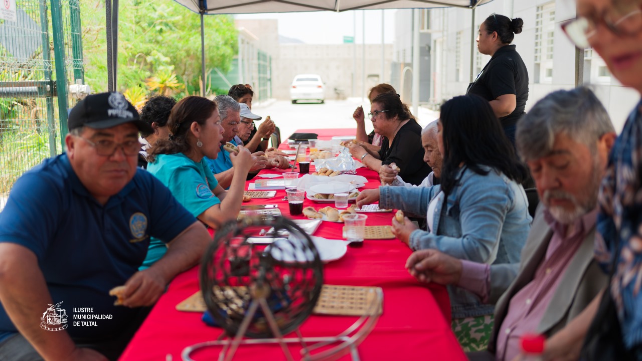 Personas mayores comparten en convivencia comunitaria durante el cierre de la iniciativa “Sabios y Sanos” en Paposo.