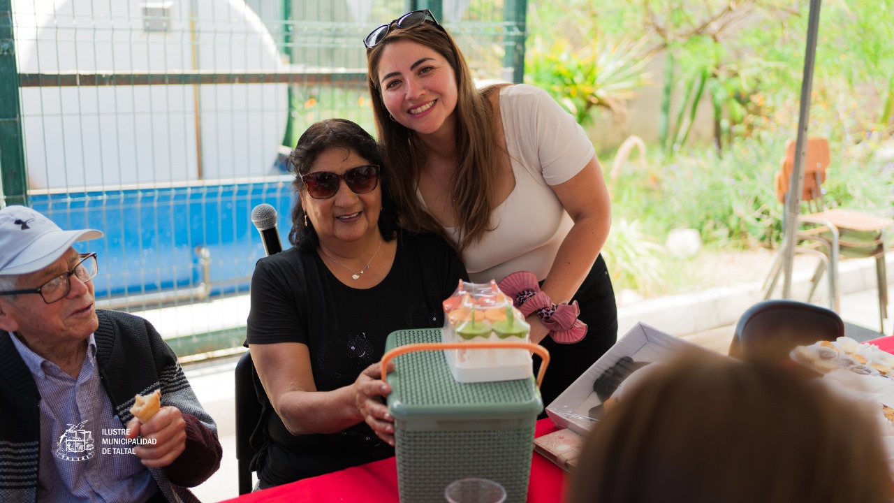Reconocimiento a participantes del programa “Sabios y Sanos” en Paposo durante actividad de cierre comunitario.