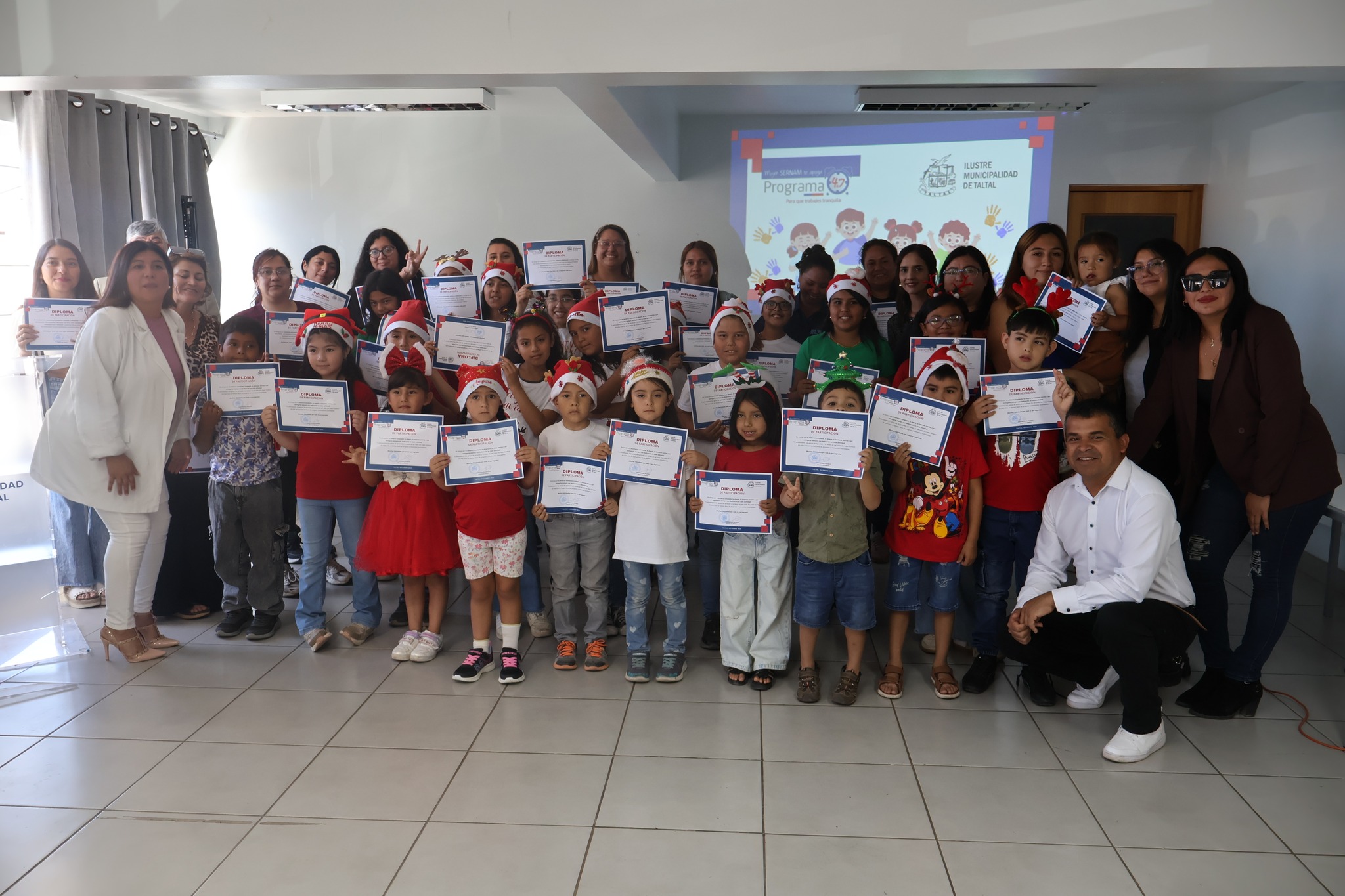 Autoridades y participantes en la ceremonia de cierre del Programa 4 a 7 2025 en Taltal durante entrega de diplomas.