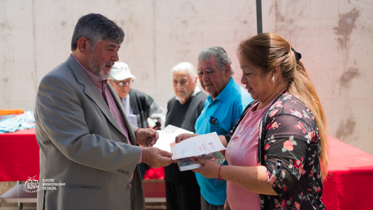Director de Dideco Juan Mediano entrega certificado a participante durante la ceremonia de cierre de “Sabios y Sanos” en Paposo.