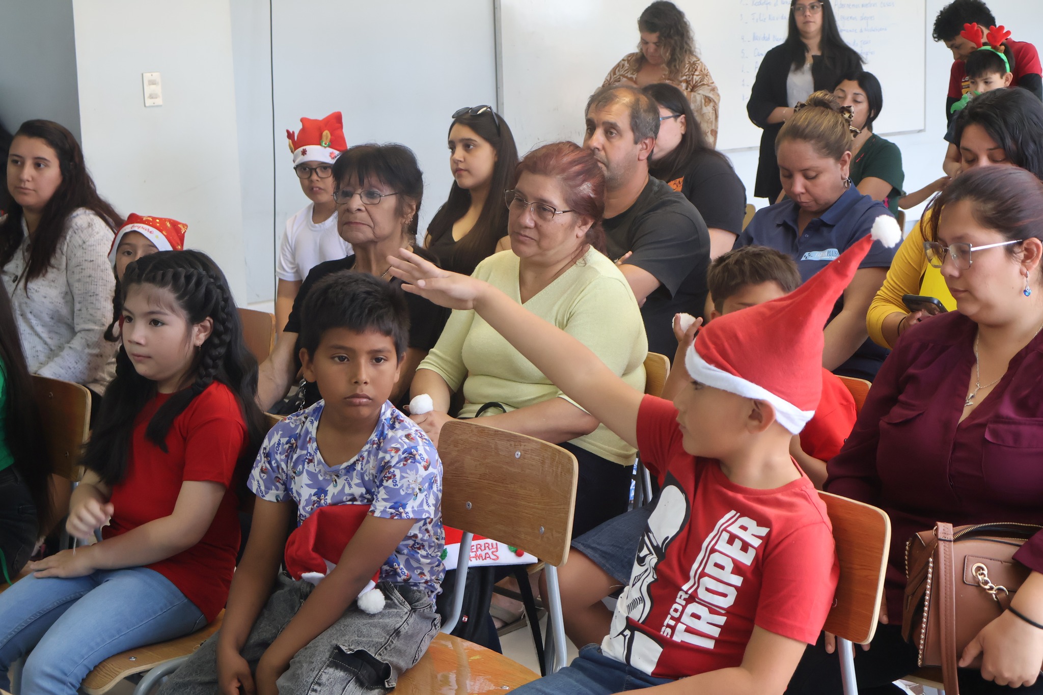 Asistentes participan de la ceremonia de cierre del Programa 4 a 7 2025 en Taltal.”