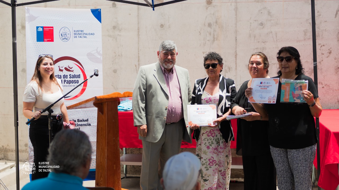 Participantes y equipo del programa posan con certificados en la ceremonia de finalización de “Sabios y Sanos” en Paposo.