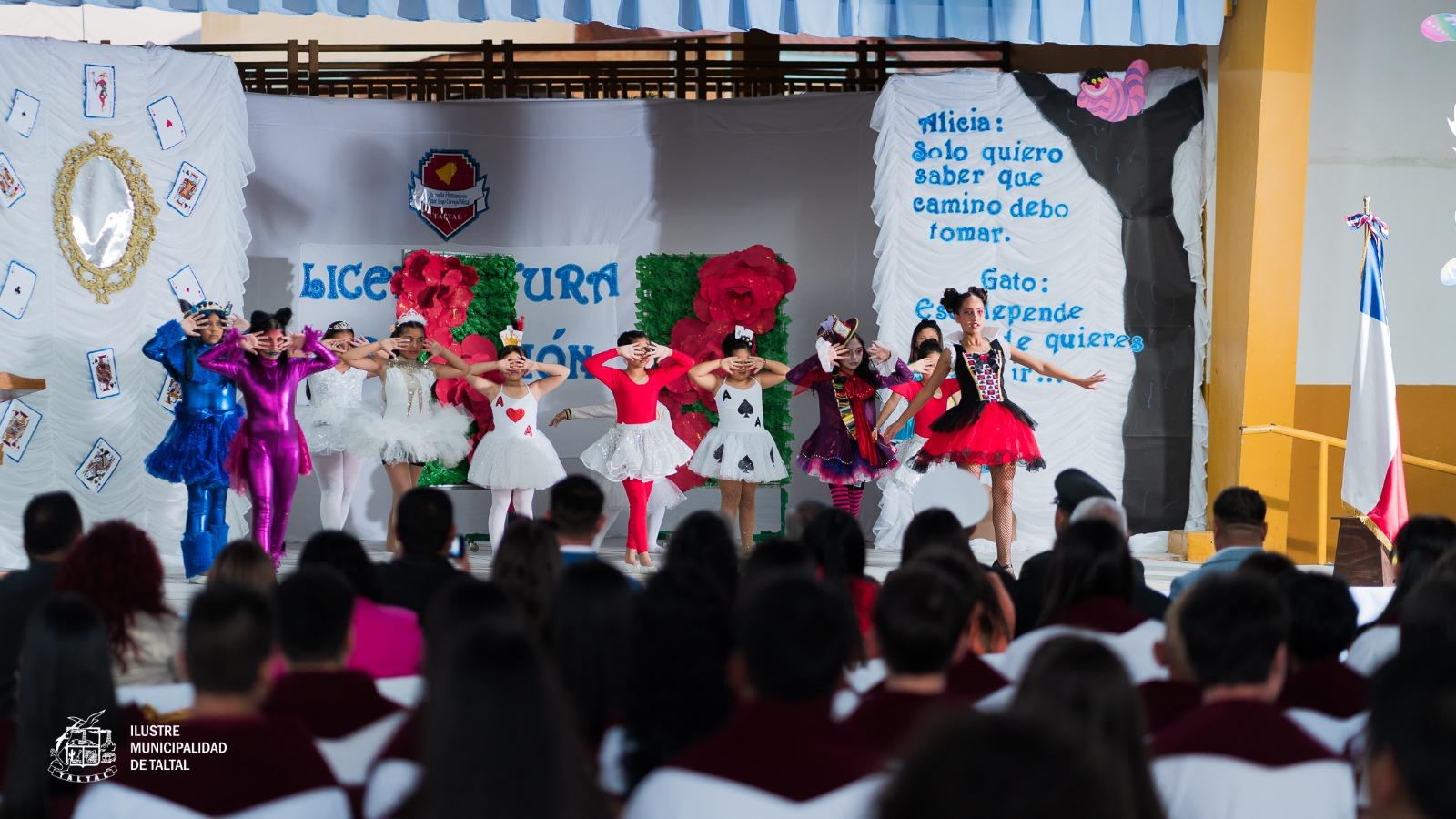 Estudiantes de básica realizando una coreografía temática de Alicia en el País de las Maravillas.