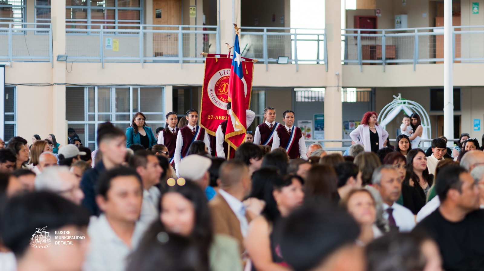 Estudiantes de cuarto año medio del Liceo Juan Cortés Monroy Cortés ingresando a su ceremonia de licenciatura.