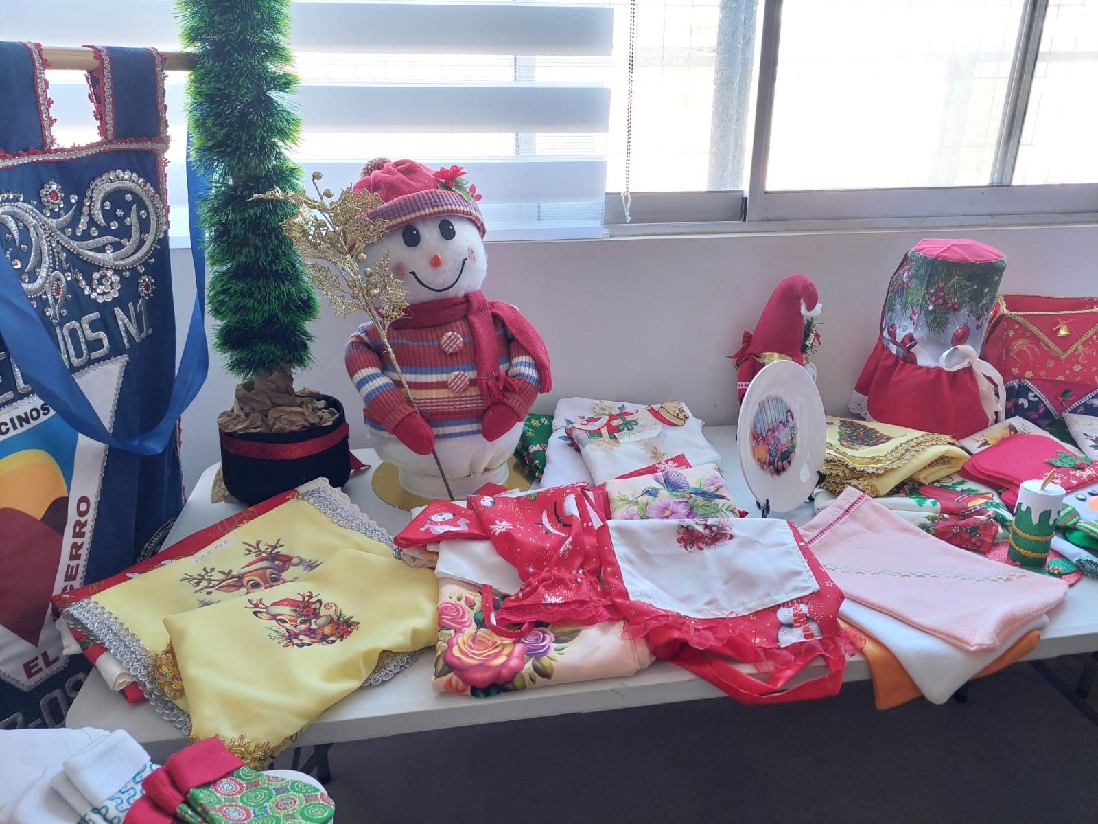 Decoración navideña infantil hecha a mano en espacio comunitario del sector El Cerro