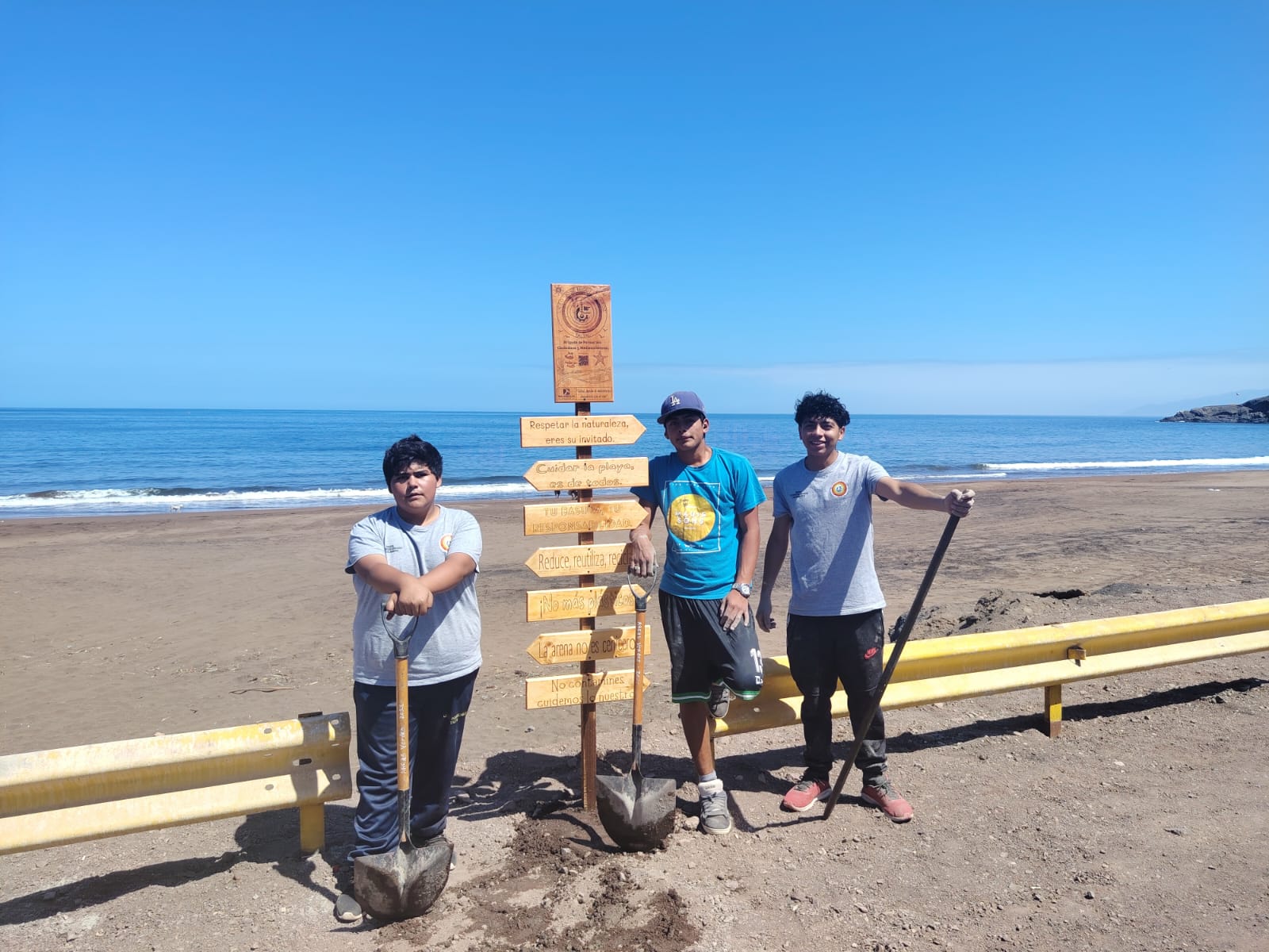 Detalle del letrero con mensajes como "Cuidar la playa es de todos" y "La arena no es cenicero" en Playa Atacama.