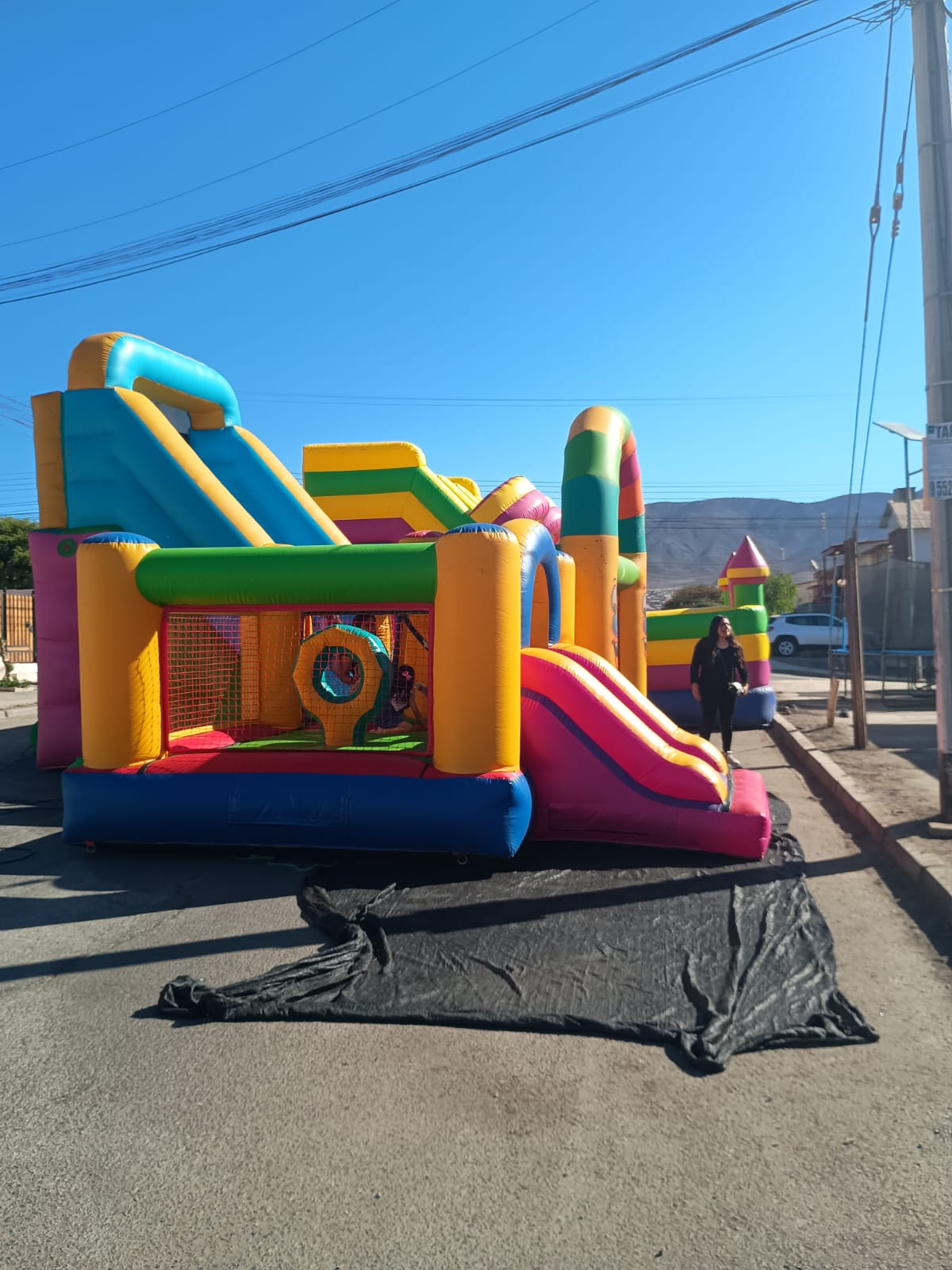 Juegos inflables instalados para niños en actividad navideña del barrio Eduardo Vigil en Taltal