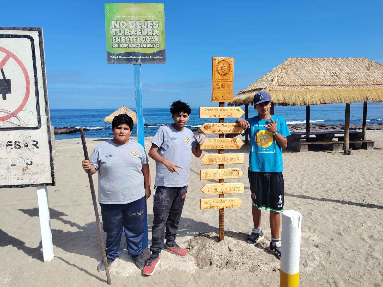 Jóvenes de la Brigada de Formación Ciudadana realizando excavaciones para fijar los letreros informativos.