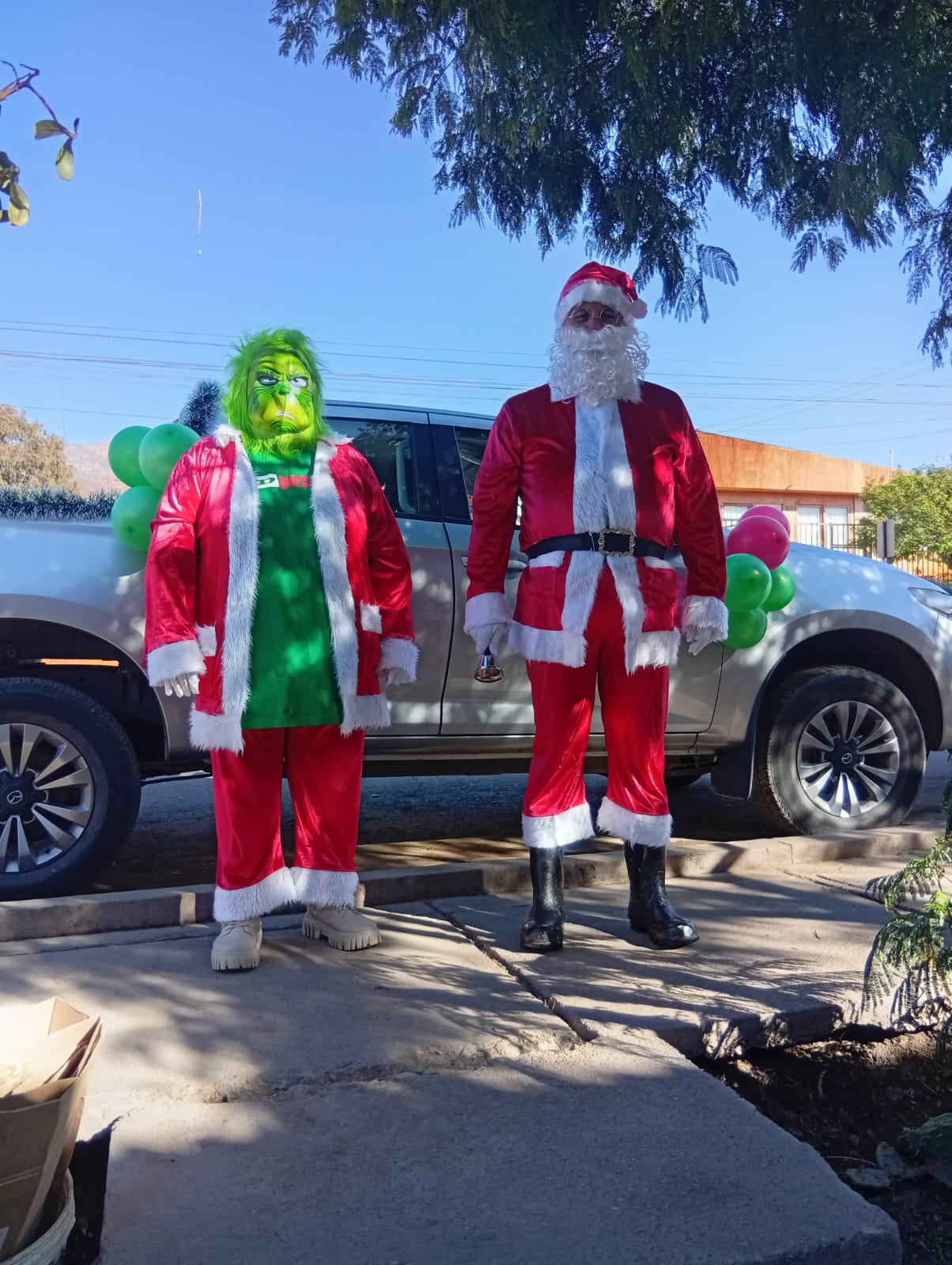 Carro navideño con personajes durante actividad de la Junta de Vecinos N°6 Eduardo Vigil en Taltal