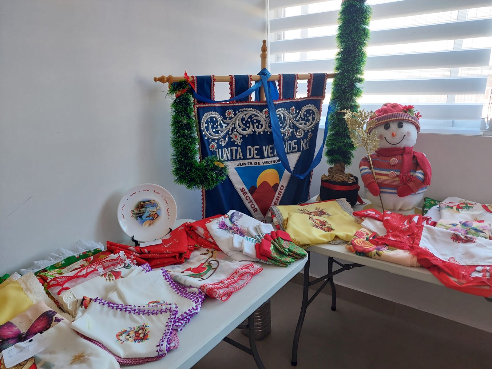 Manualidades elaboradas con materiales reciclados por socias de la Junta de Vecinos N°1 del sector Cerro en Taltal