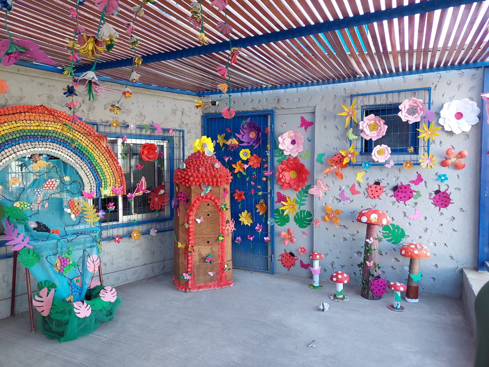 Decoración de inspiración primaveral creada con materiales reciclados por la Junta de Vecinos N°1 del sector Cerro en Taltal