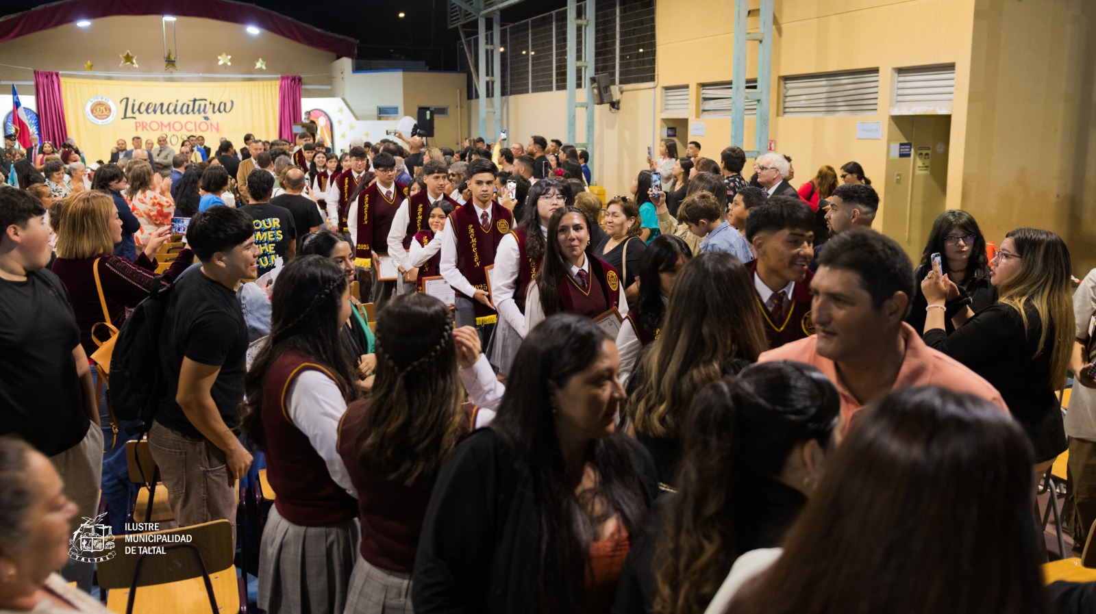 Los nuevos licenciados despidiéndose de su establecimiento educativo para iniciar nuevos desafíos.