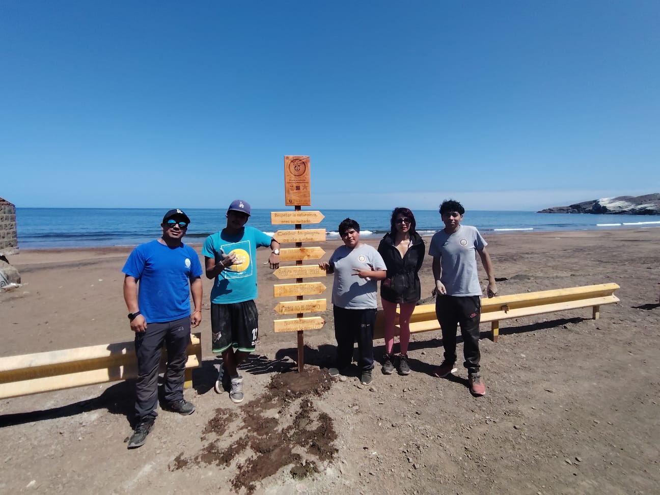 Los integrantes de la brigada medioambiental demostrando su compromiso con la limpieza y cuidado de Taltal.