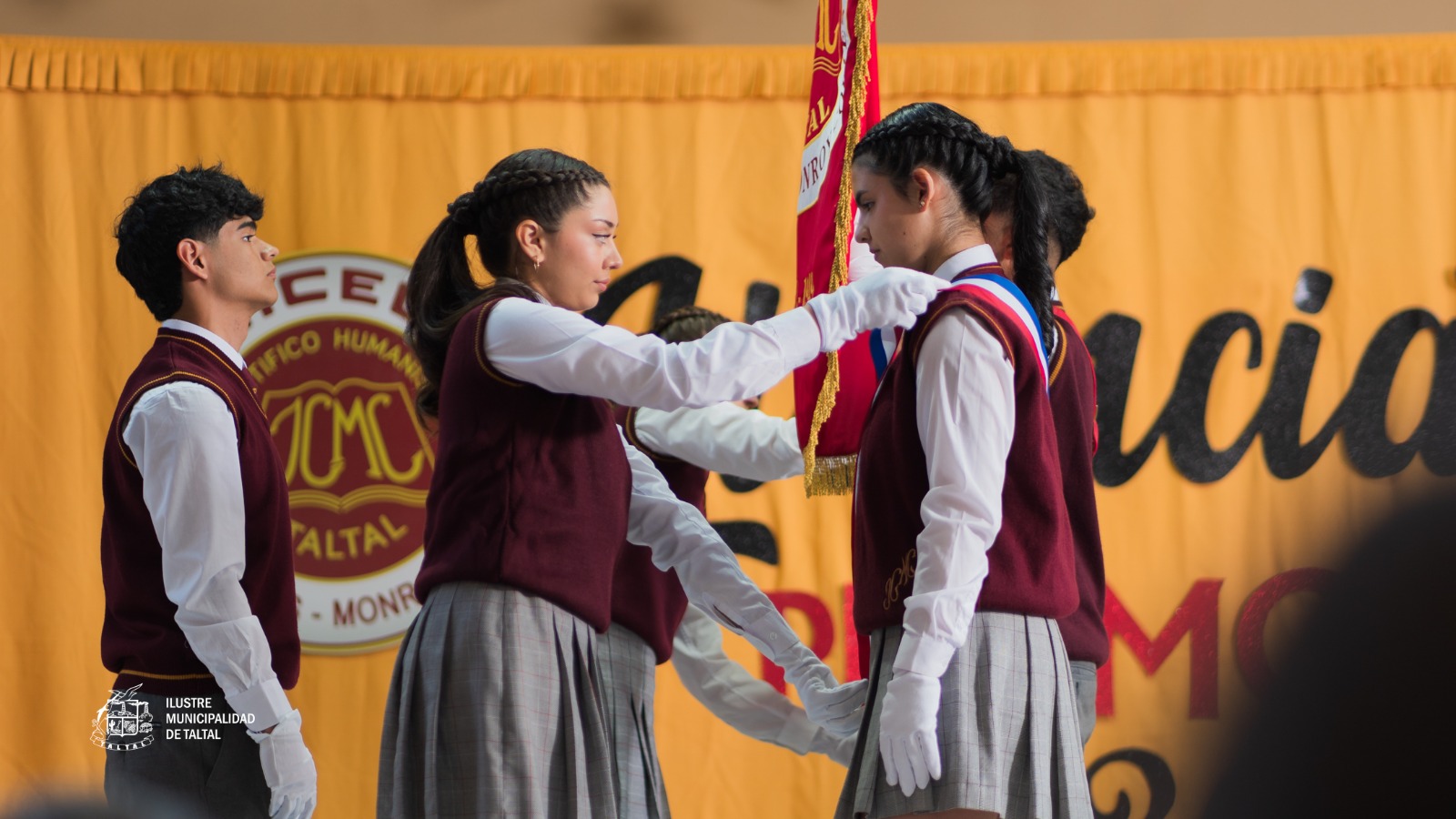Tradicional ceremonia de cambio de estandarte entre los estudiantes de cuarto medio y tercer año medio.