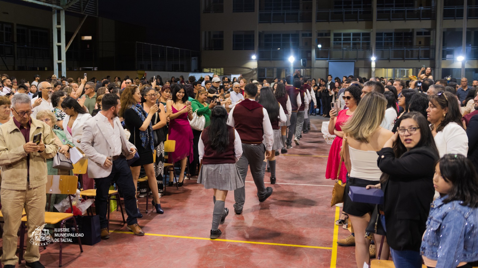Estudiantes licenciados compartiendo un momento de emoción al finalizar la etapa escolar.