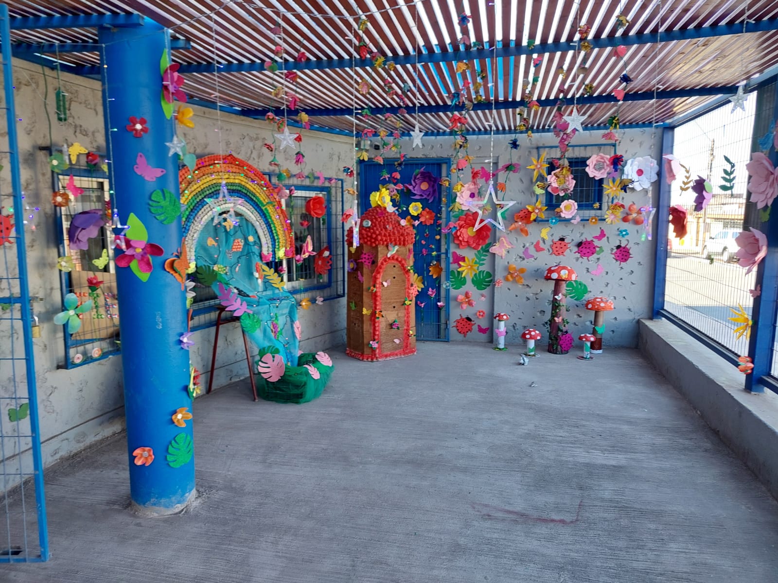 Espacios de la sede de la Junta de Vecinos N°1 del sector Cerro decorados con trabajos de reciclaje creativo en Taltal