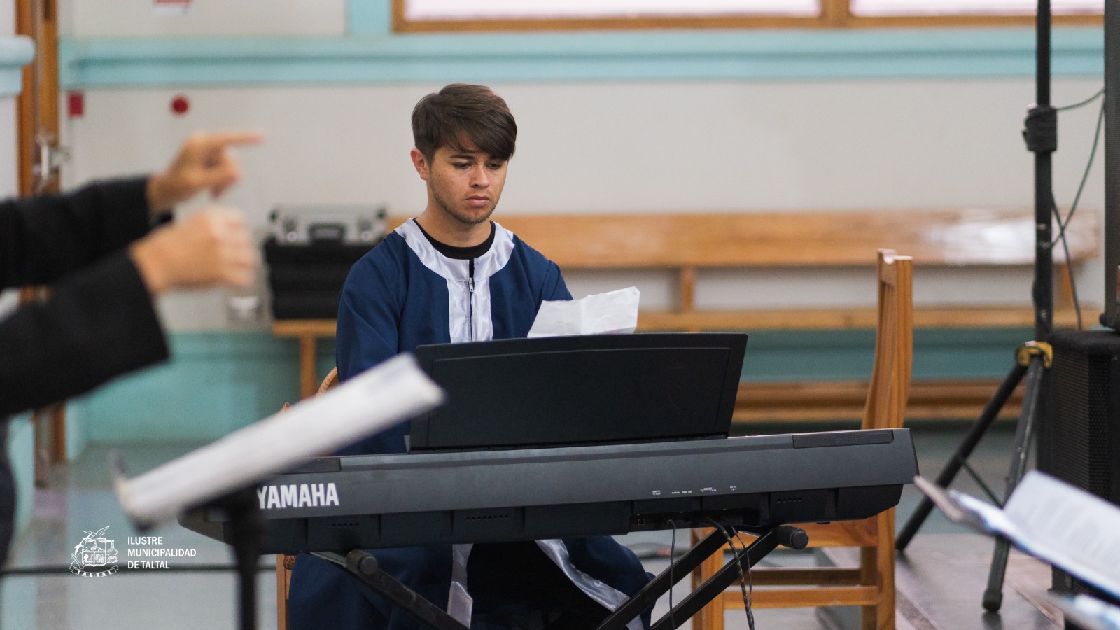 El pianista Rubén Espinoza concentrado durante el tradicional encuentro musical en Taltal.