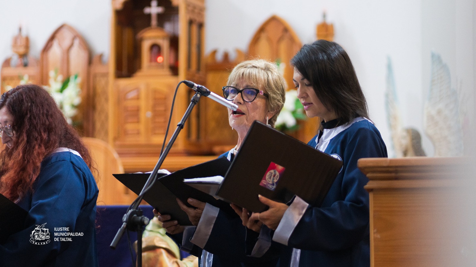 Solistas del Coro de Cámara de Taltal interpretando villancicos navideños.