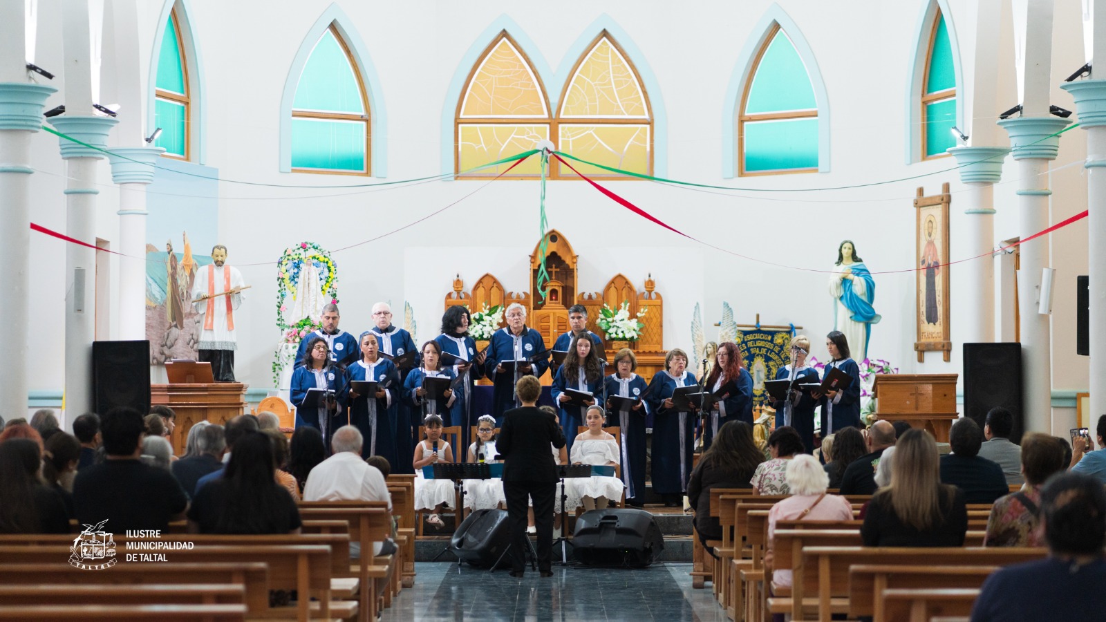 Vista general del concierto de Navidad, destacando el ambiente de respeto, recogimiento y tradición local.