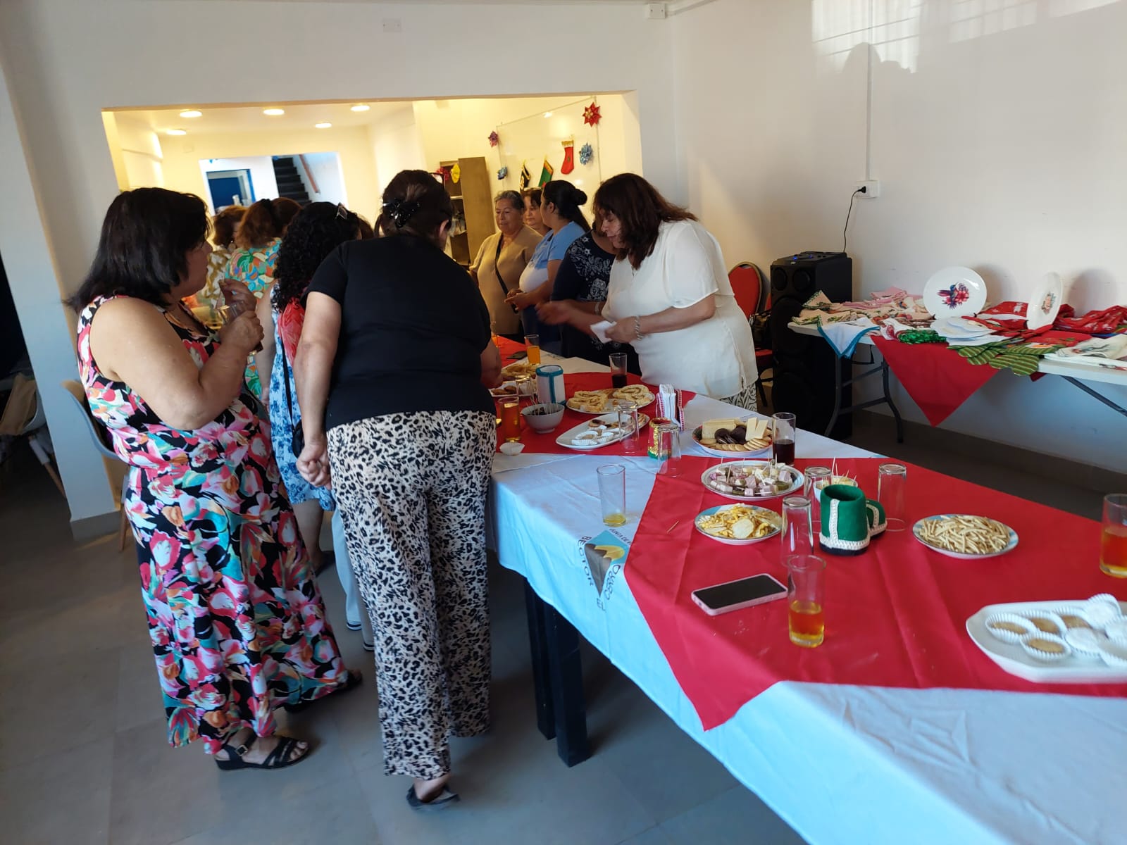 Socias de la Junta de Vecinos N°1 del sector Cerro compartiendo en jornada de cierre del proyecto comunitario en Taltal