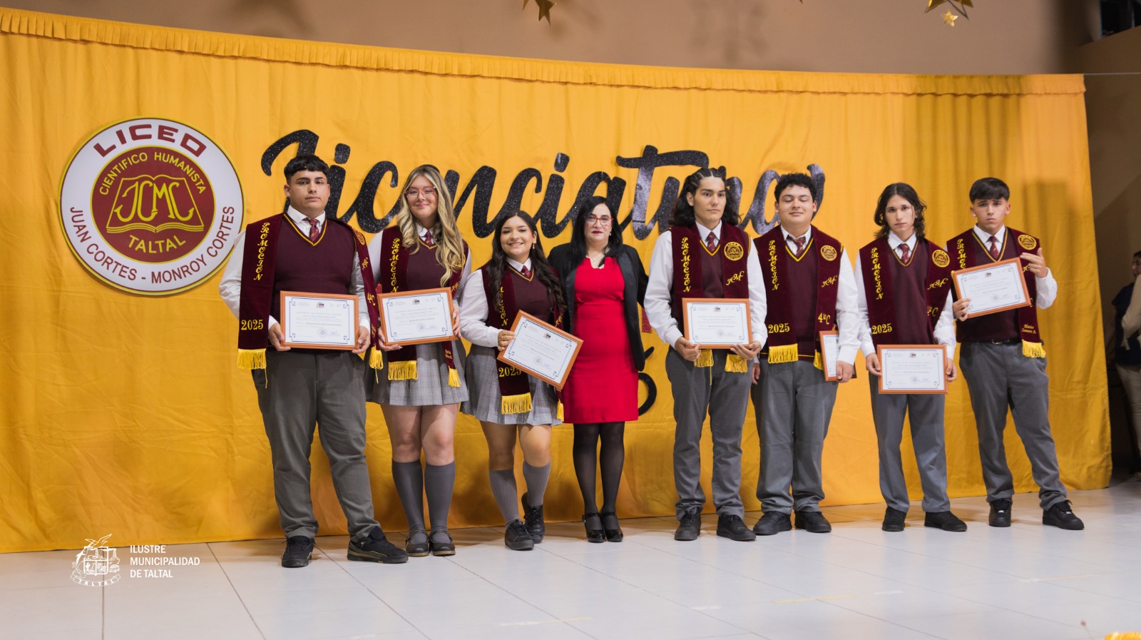 Integrantes de la Generación 2025 del 4° Año C celebrando el cierre de su etapa escolar.
