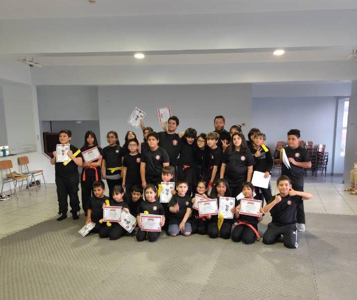Niños y niñas del Taller Municipal de Karate reciben cinturón amarillo en ceremonia realizada en Taltal
