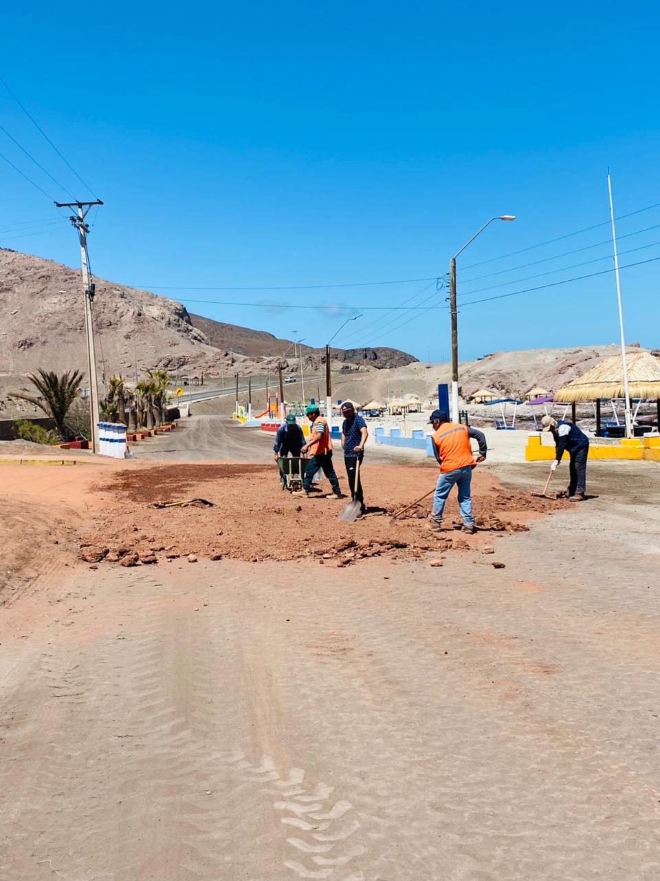 Reparación de calzada en sector de playa de Taltal con apoyo de maquinaria municipal