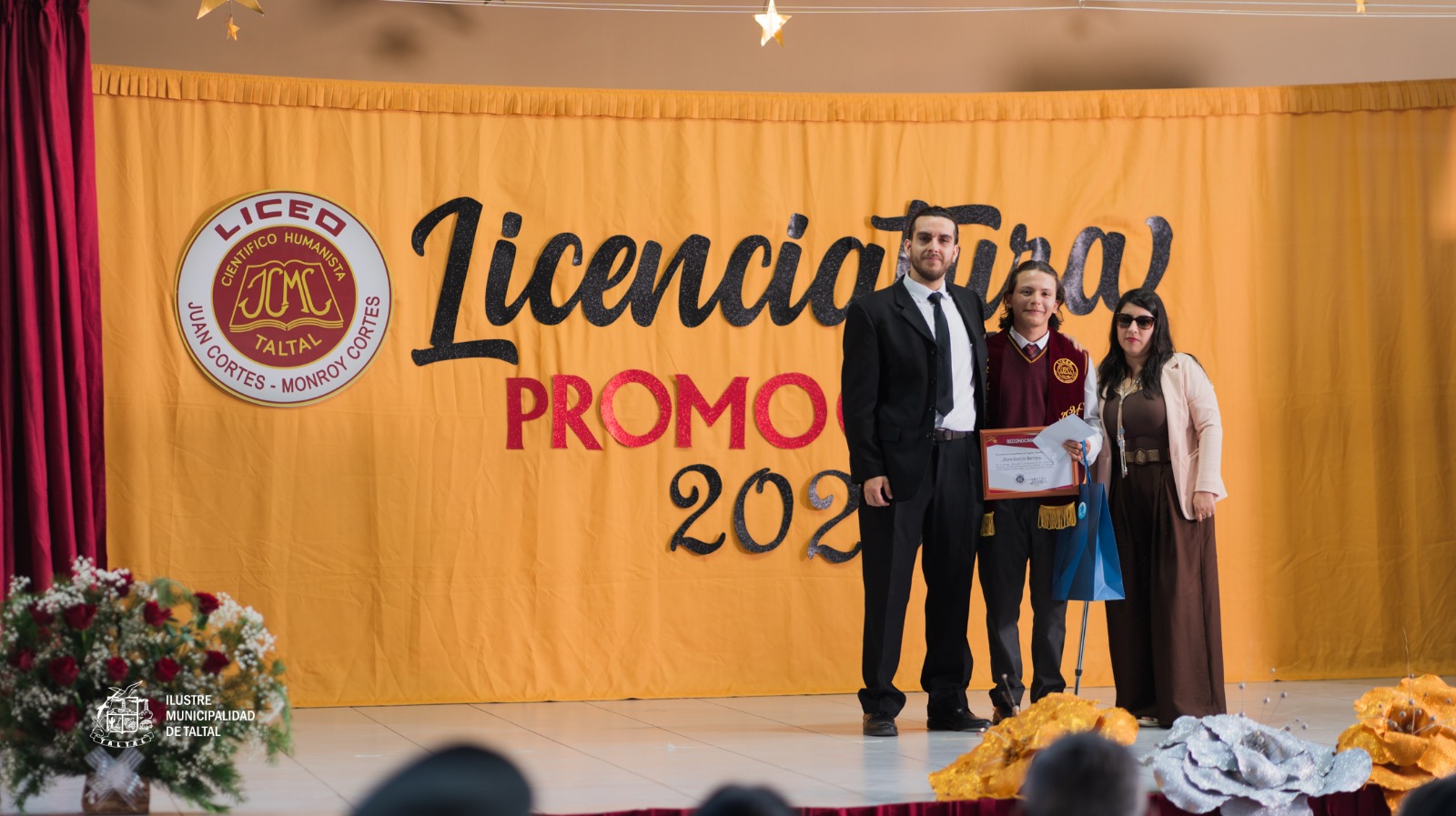 Momento de la entrega oficial de la licencia de enseñanza media a un estudiante de la promoción 2025.