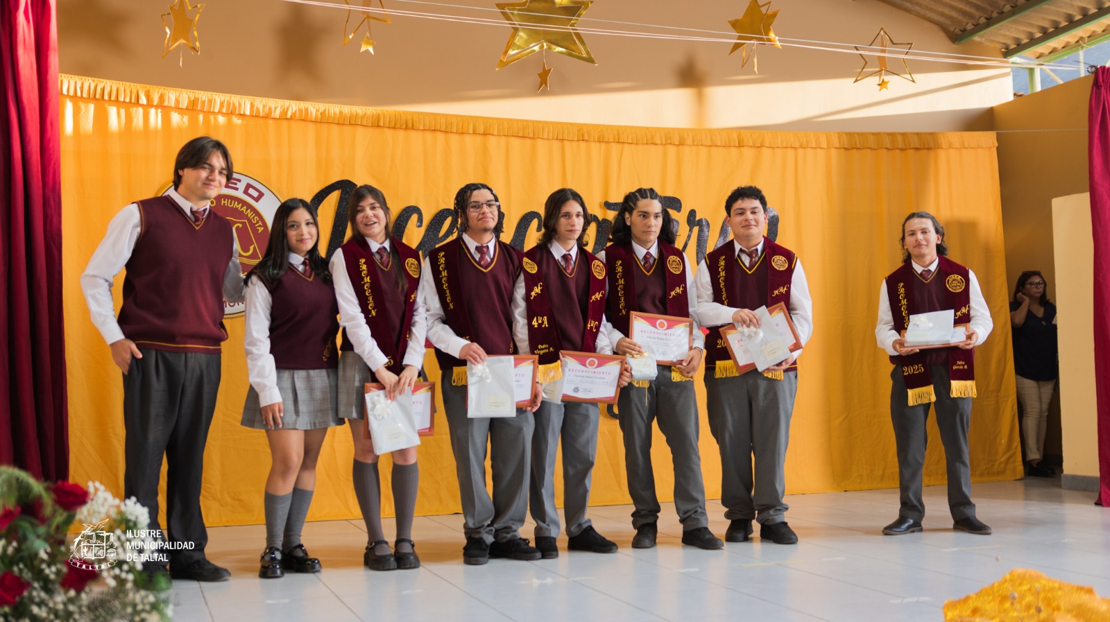 Alumnos reciben reconocimientos por su esfuerzo, liderazgo y participación en actividades formativas.