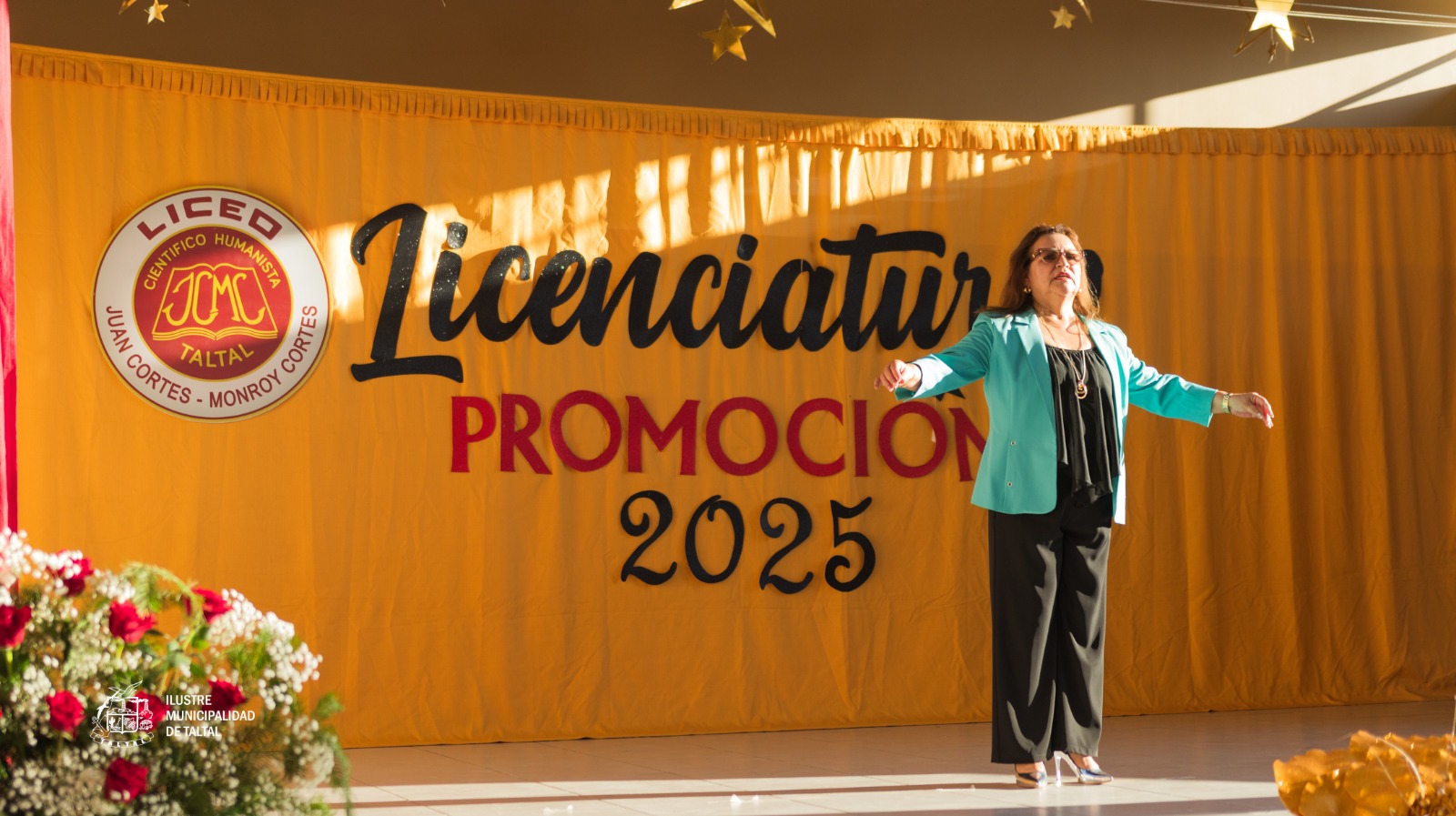 Vista del escenario decorado para la licenciatura de los cuartos años medios del liceo.