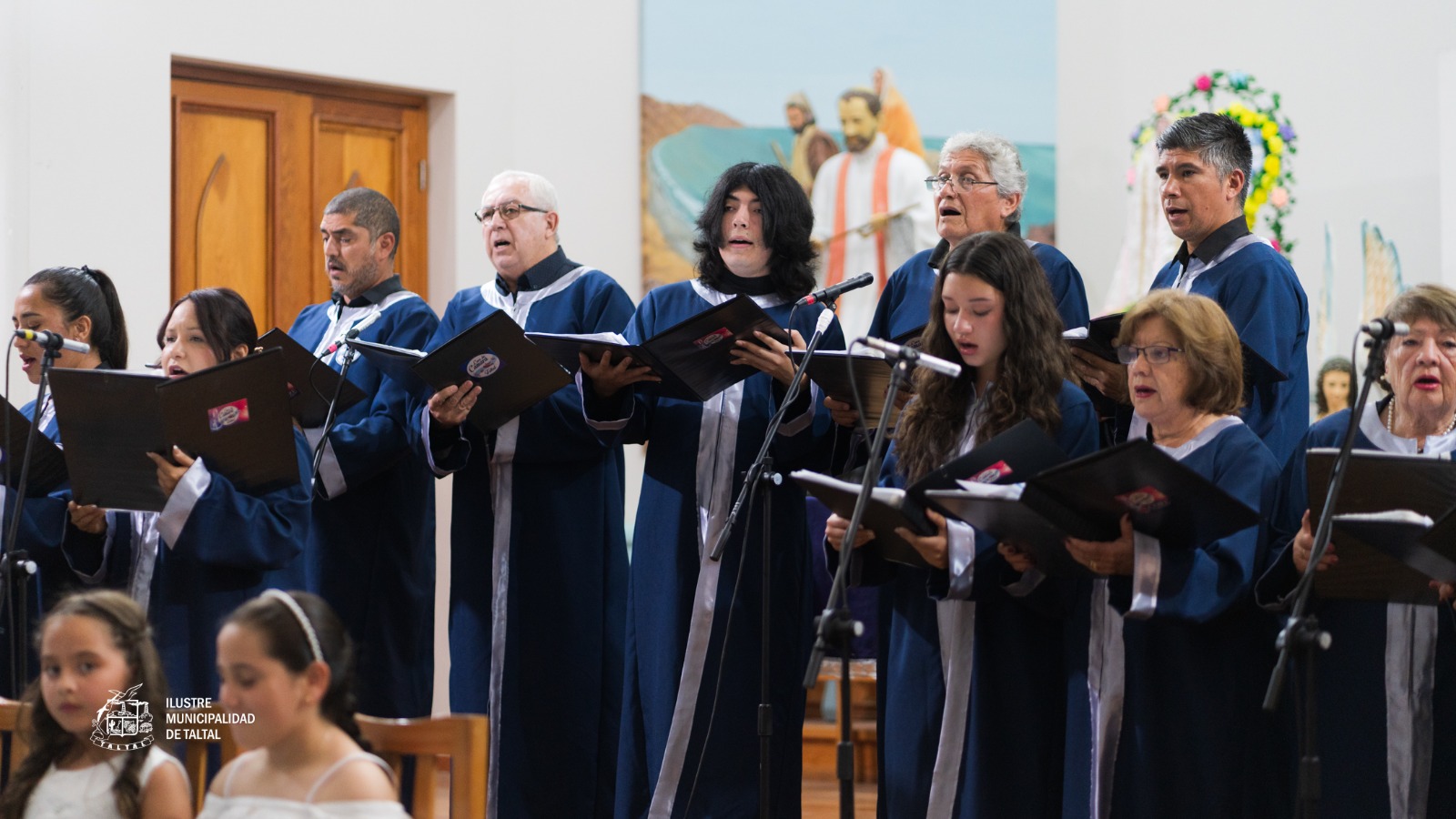 Integrantes del Coro de Cámara cantando en formación completa.