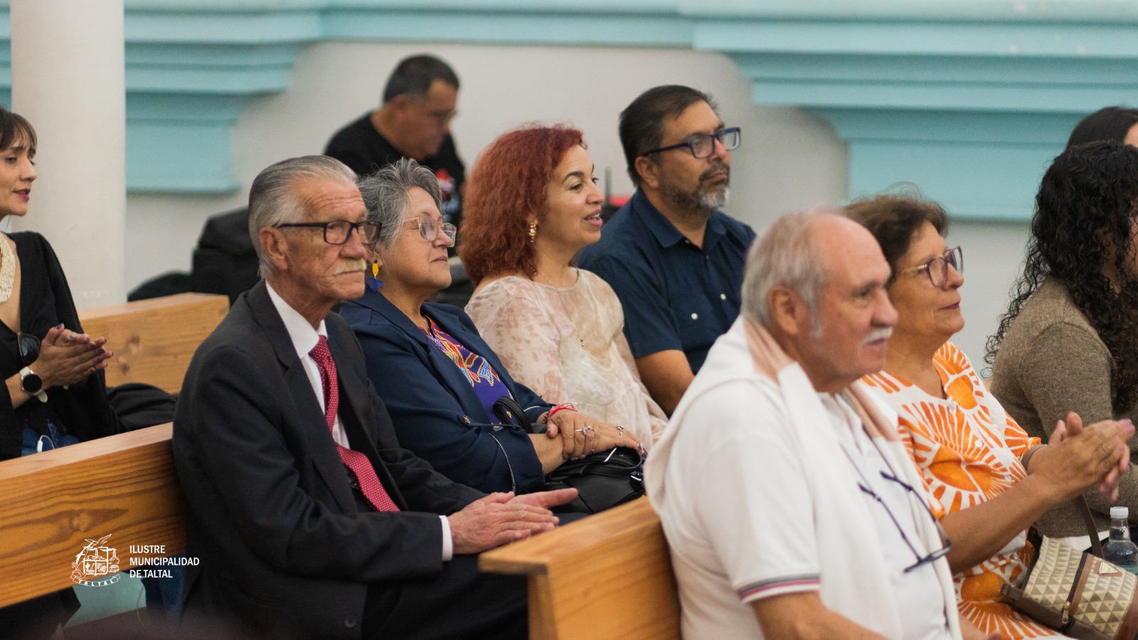 El alcalde Mario Acuña Villalobos junto a su esposa Jeanet Cortez asistiendo al Concierto de Navidad en la Iglesia San Francisco Javier.