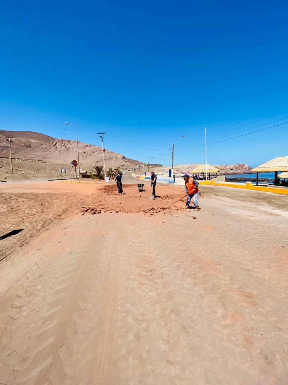 Maquinaria municipal apoyando labores de mejoramiento en borde costero de Taltal
