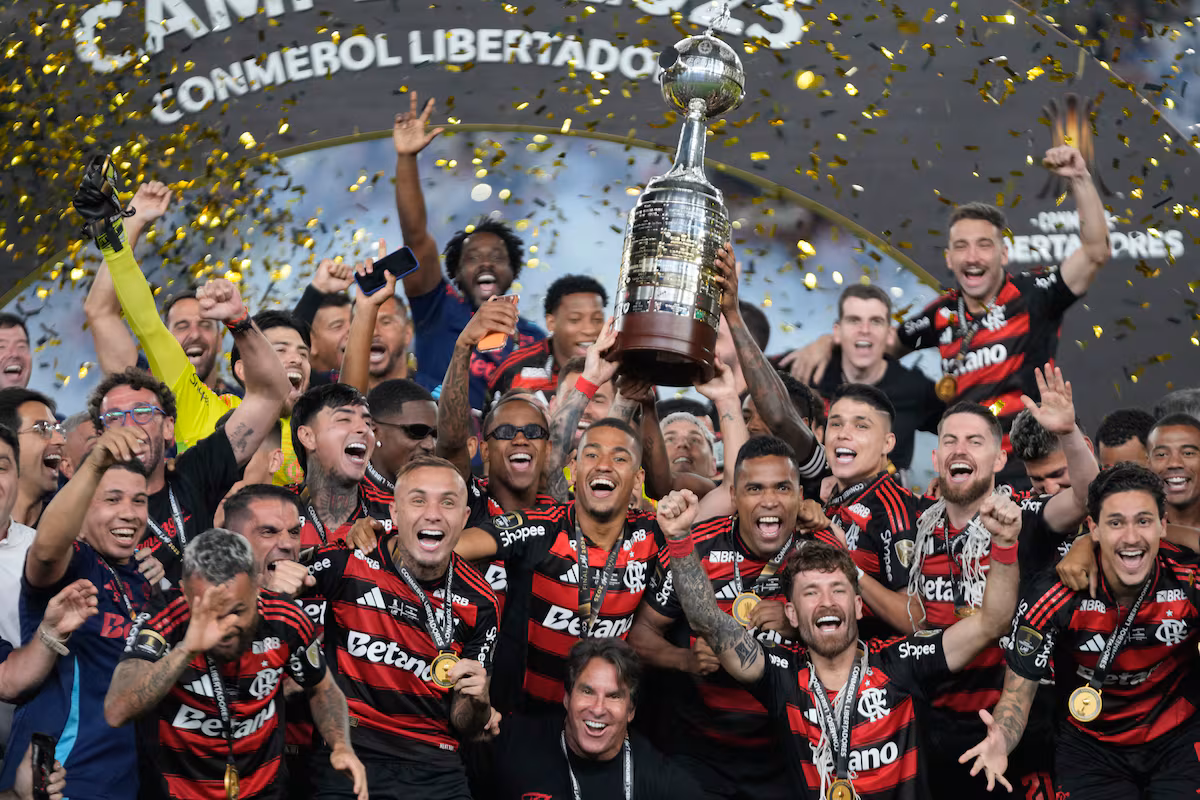 Jugadores de Flamengo celebran la obtención de la Copa Libertadores 2025 tras vencer a Palmeiras en Lima.