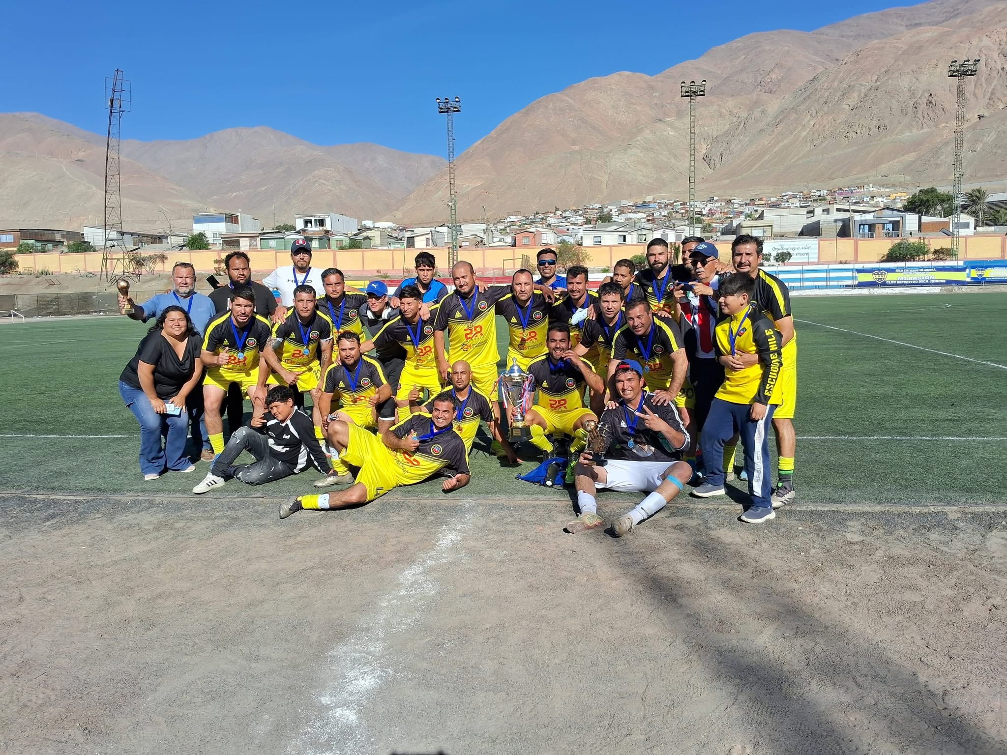 Escudo de Chile campeón nacional Senior; jugadores celebran en Tocopilla tras triunfo por penales.