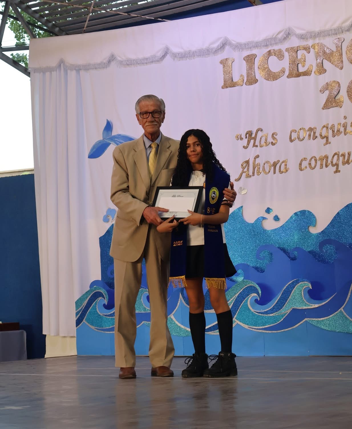 Caryángeles Isasis Indriago recibe el premio a la Mejor Promoción 2025 de manos del alcalde Mario Acuña Villalobos.