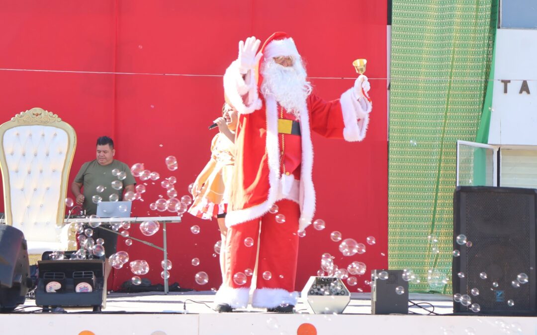 Taltal vivió jornada navideña en la Plaza de Armas con mesas de atención y fotos con el Viejito Pascuero