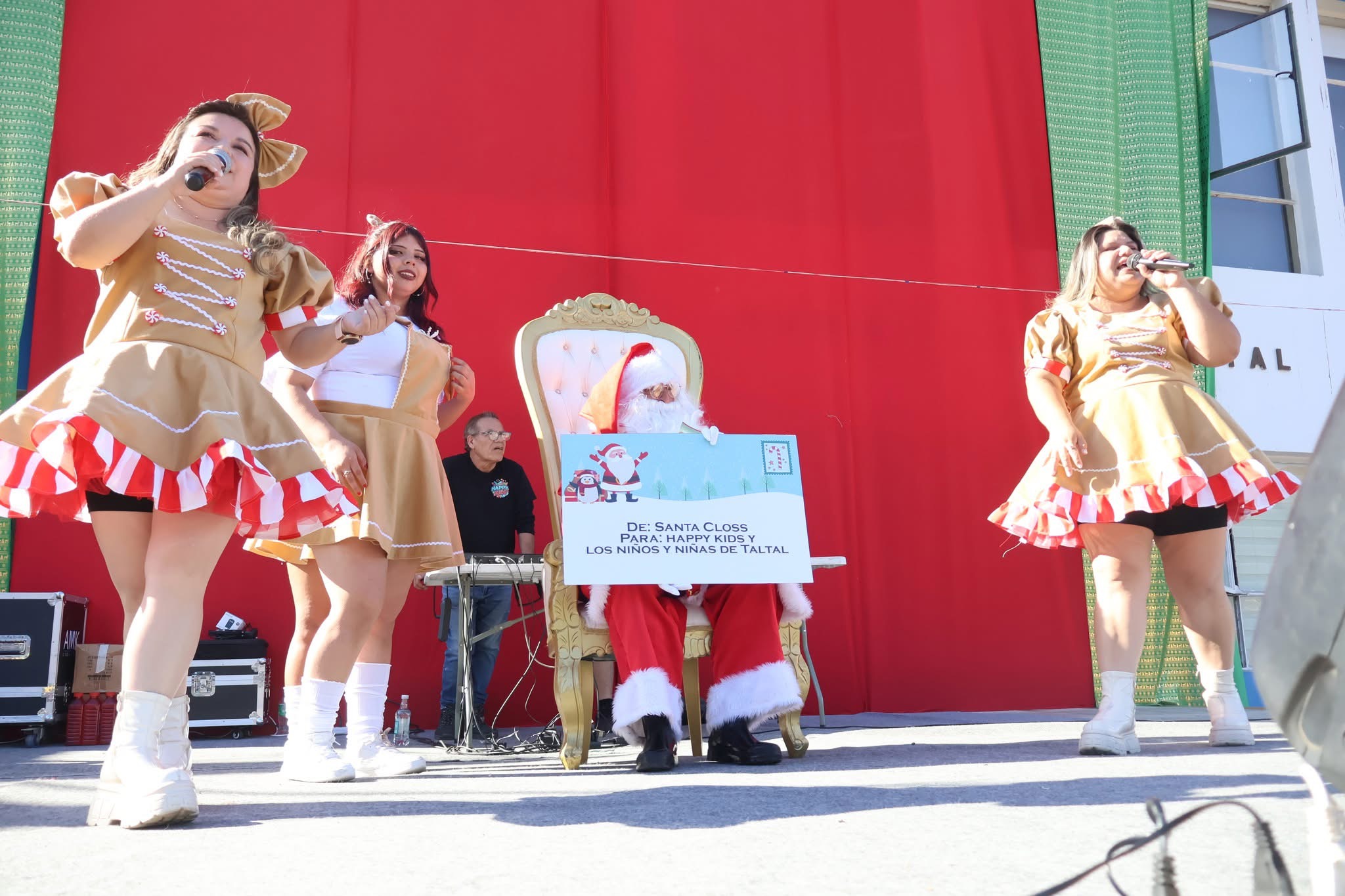 Presentación artística infantil en escenario con Santa Claus en actividad navideña en Taltal.
