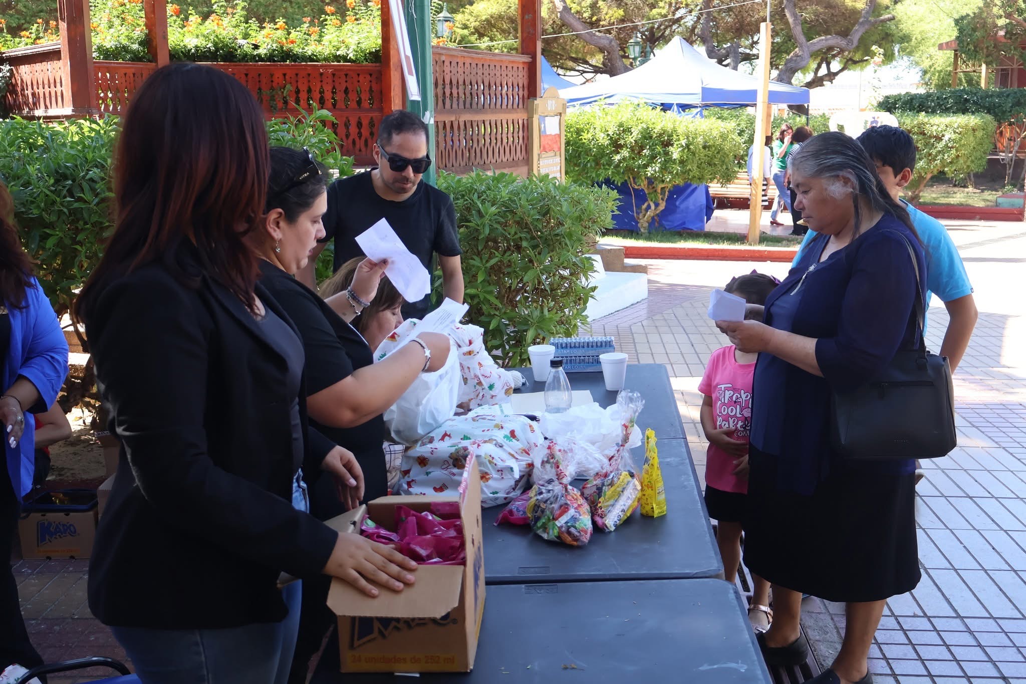 Funcionarios organizan entrega de dulces y obsequios en mesa de distribución navideña en Taltal.