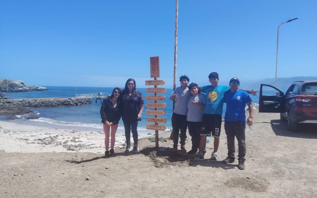 Brigada Medioambiental del Liceo Politécnico instala nuevos letreros para reforzar el turismo responsable en Taltal