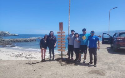 Brigada Medioambiental del Liceo Politécnico instala nuevos letreros para reforzar el turismo responsable en Taltal