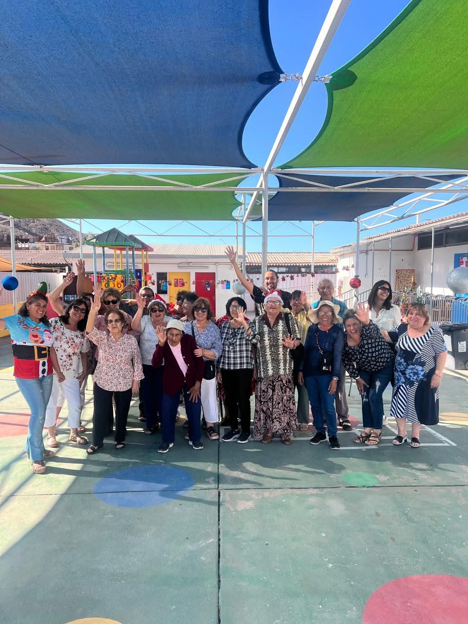 El equipo profesional y técnico del programa junto a los beneficiarios durante la celebración de fin de año.