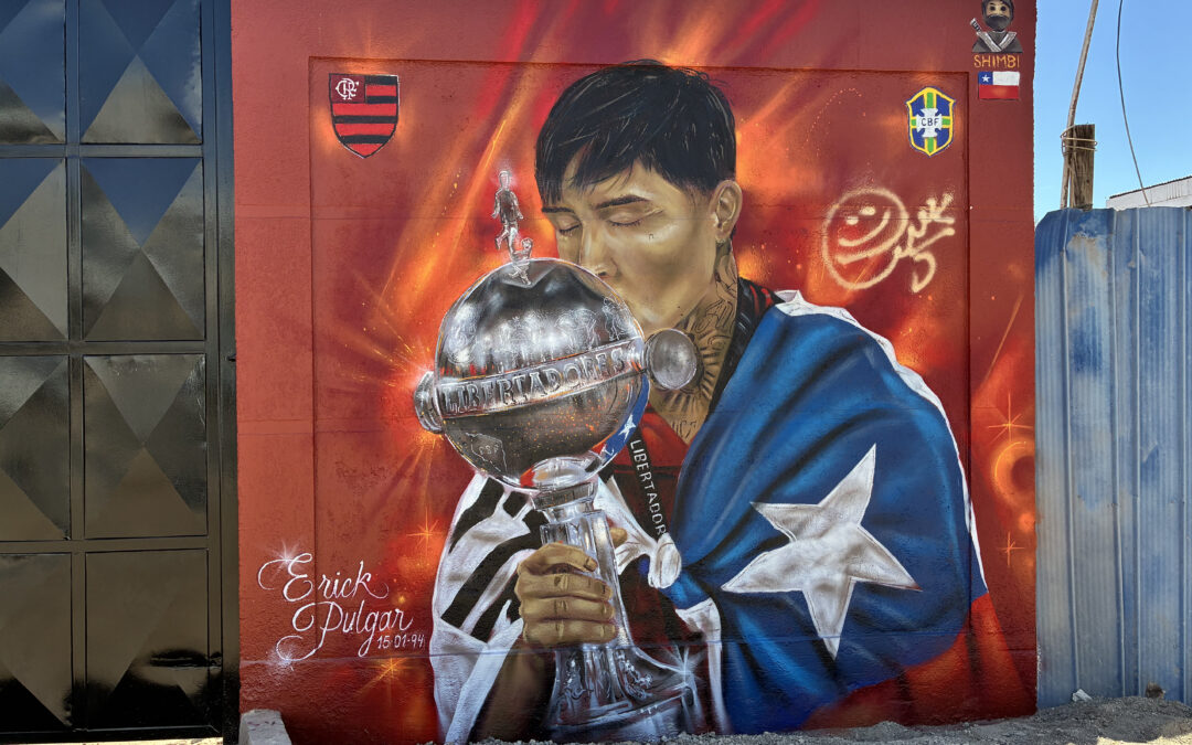 Erick Pulgar fue homenajeado con un mural en Taltal durante sus vacaciones en Antofagasta