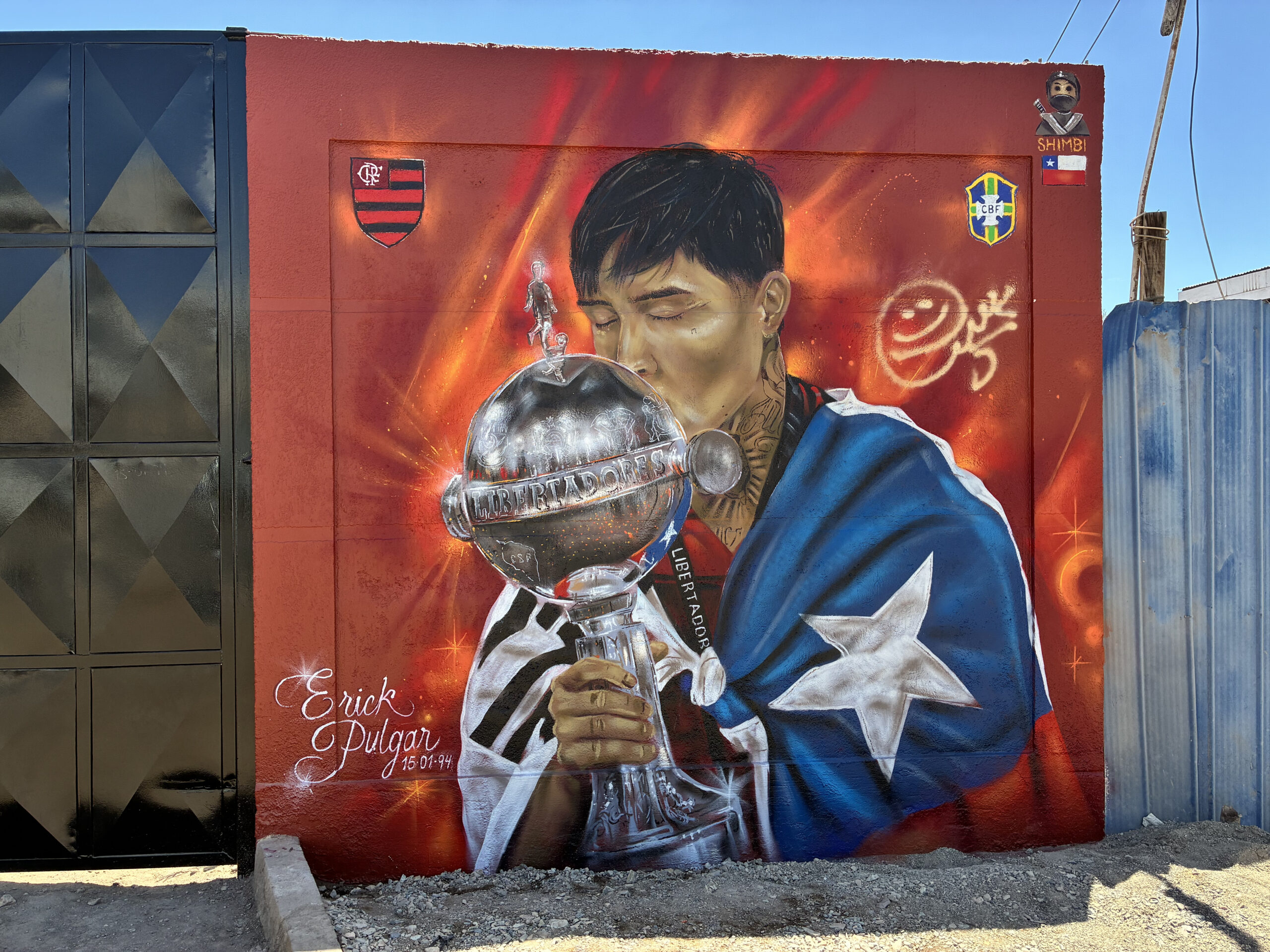 Mural de Erick Pulgar con la Copa Libertadores en la comuna de Taltal, región de Antofagasta