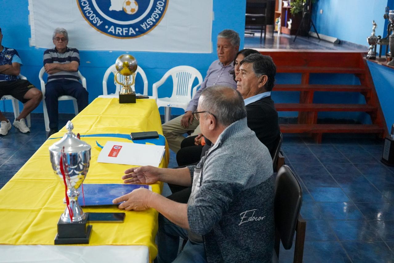 Dirigentes de ANFA Antofagasta en presentacion del Inter Regional Taltal–Calama con galeria de trofeos
