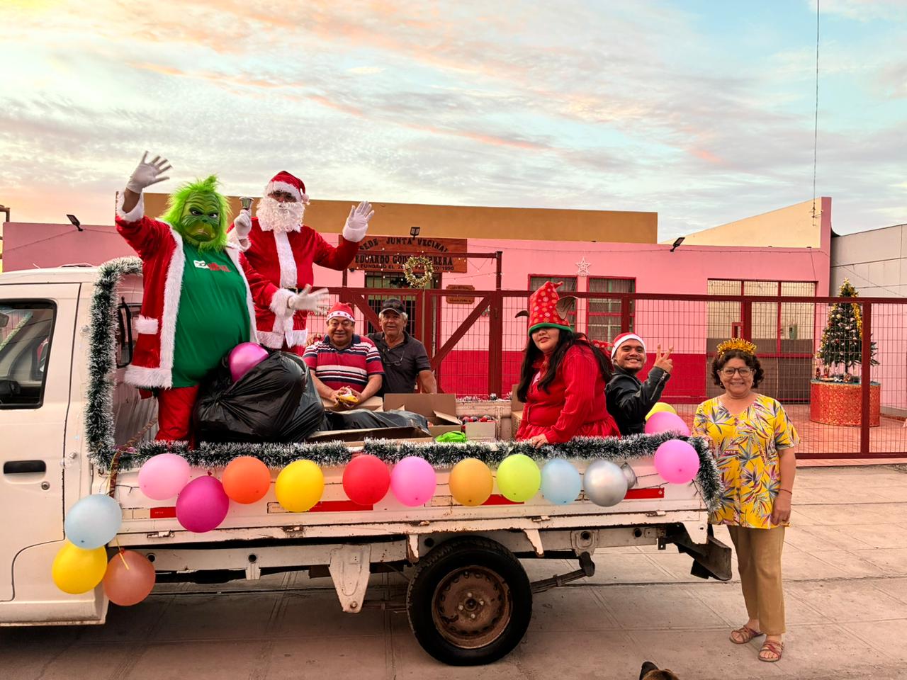 Caravana navideña encabezada por el TRICEL recorrió la Población Eduardo Vigil de Taltal