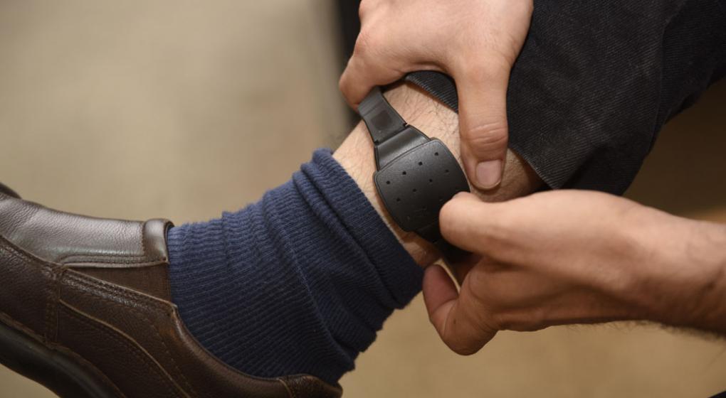 Monitoreo telemático con tobillera electrónica para fiscalizar órdenes de alejamiento en casos VIF