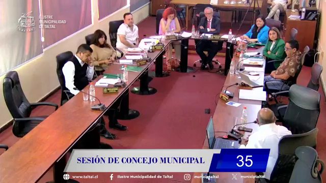Sesión de Concejo Municipal N°35 de Taltal, realizada en diciembre de 2025, donde concejales y alcalde analizan ordenanza de derechos de aseo, gestión del cementerio municipal y programas sociales comunales.